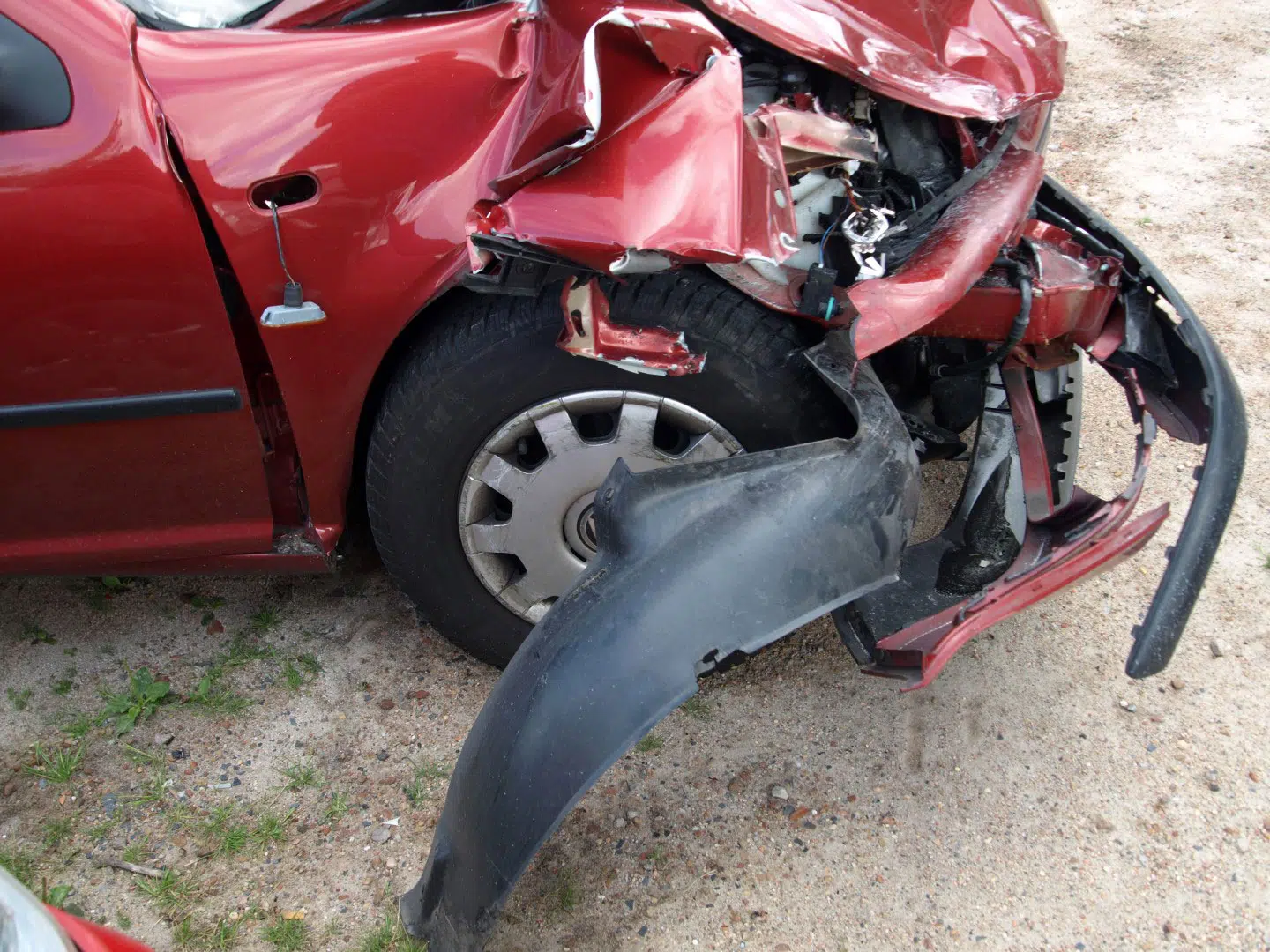 Beweissicherung nach einem Unfall – Sachverständiger dokumentiert den Schaden
