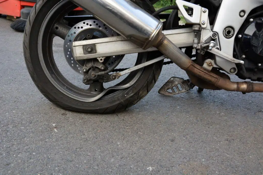 Motorradgutachter aus Berlin bei der Begutachtung eines Motorrads