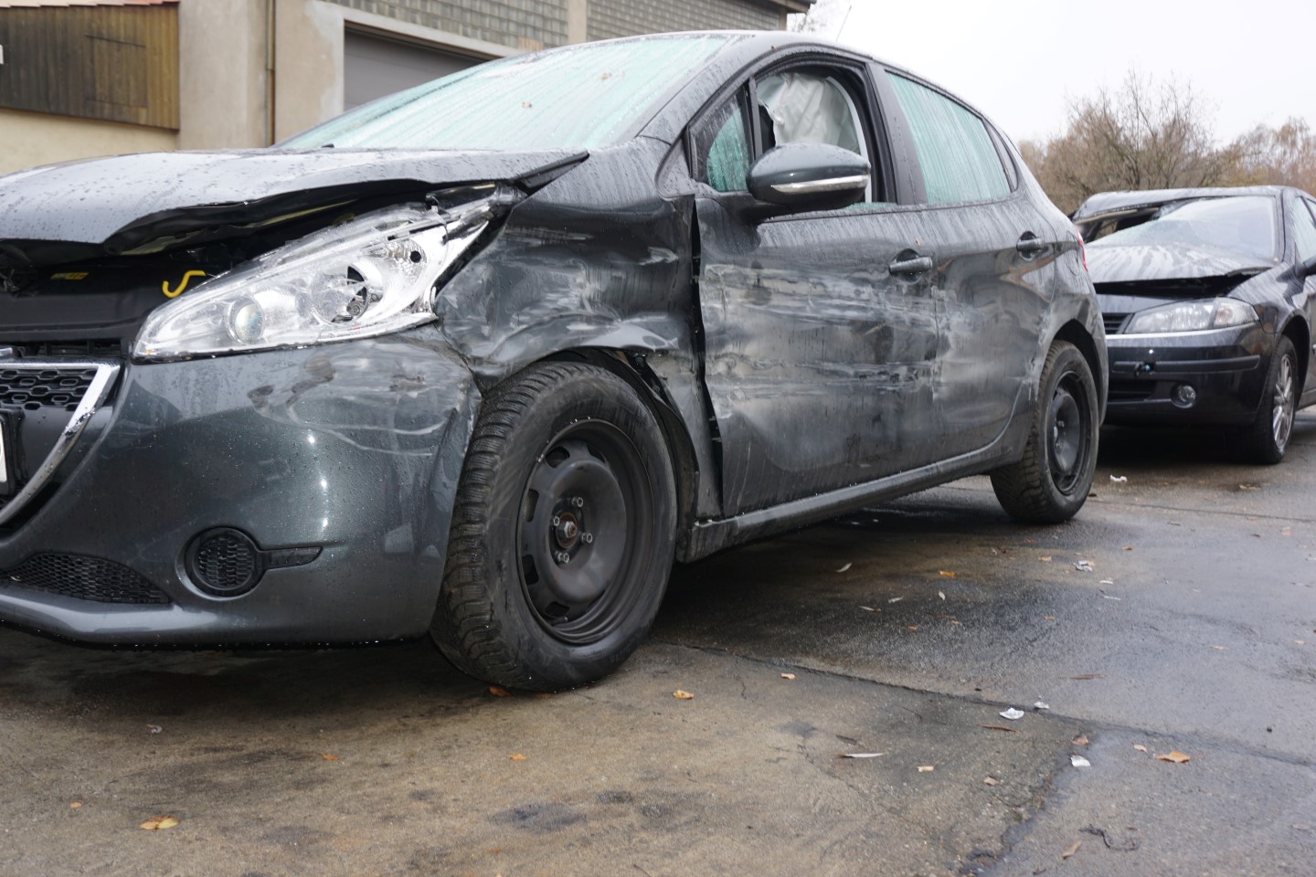 Kfz-Gutachter bei der Unfallaufnahme in Berlin-Charlottenburg
