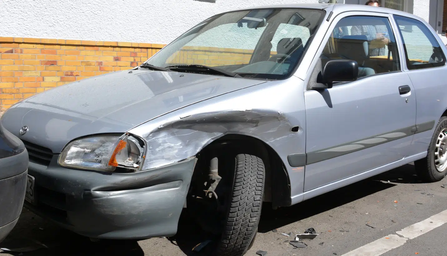 Kfz-Gutachter bei der Unfallaufnahme in Berlin-Lichtenberg