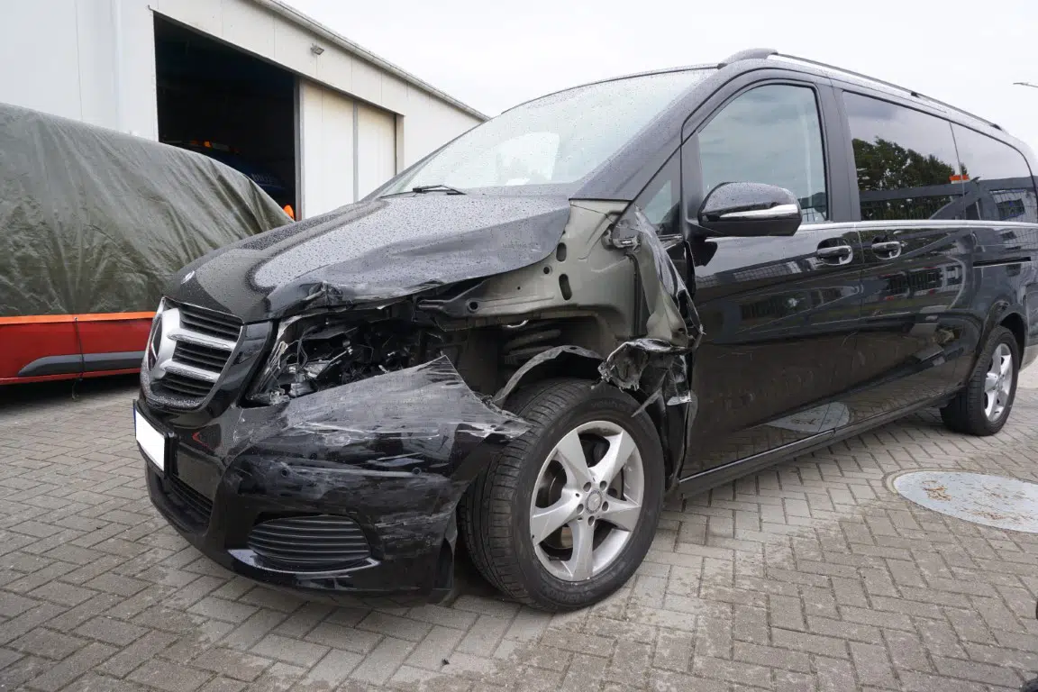 Unfallschaden an einem Mercedes-Benz V 220 CDI – Begutachtung in Berlin