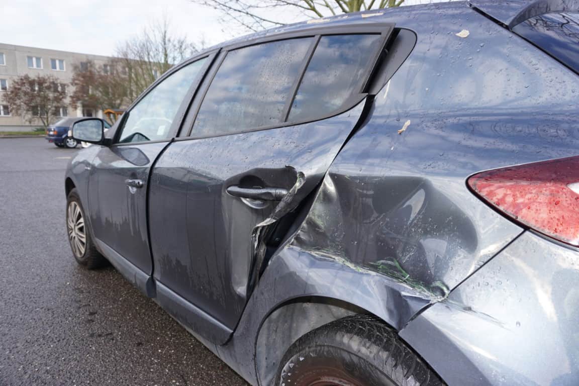 Schaden an einem Auto nach Unfall wird durch Sachverständigen in Berlin Mitte begutachtet