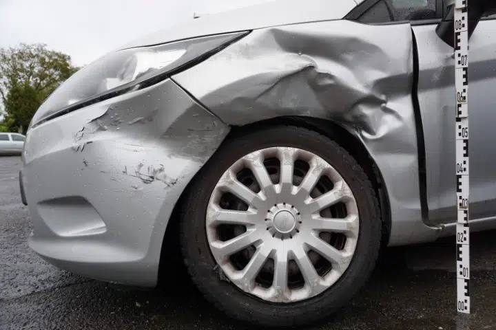 Kfz-Gutachter bei der Unfallaufnahme in Luckenwalde