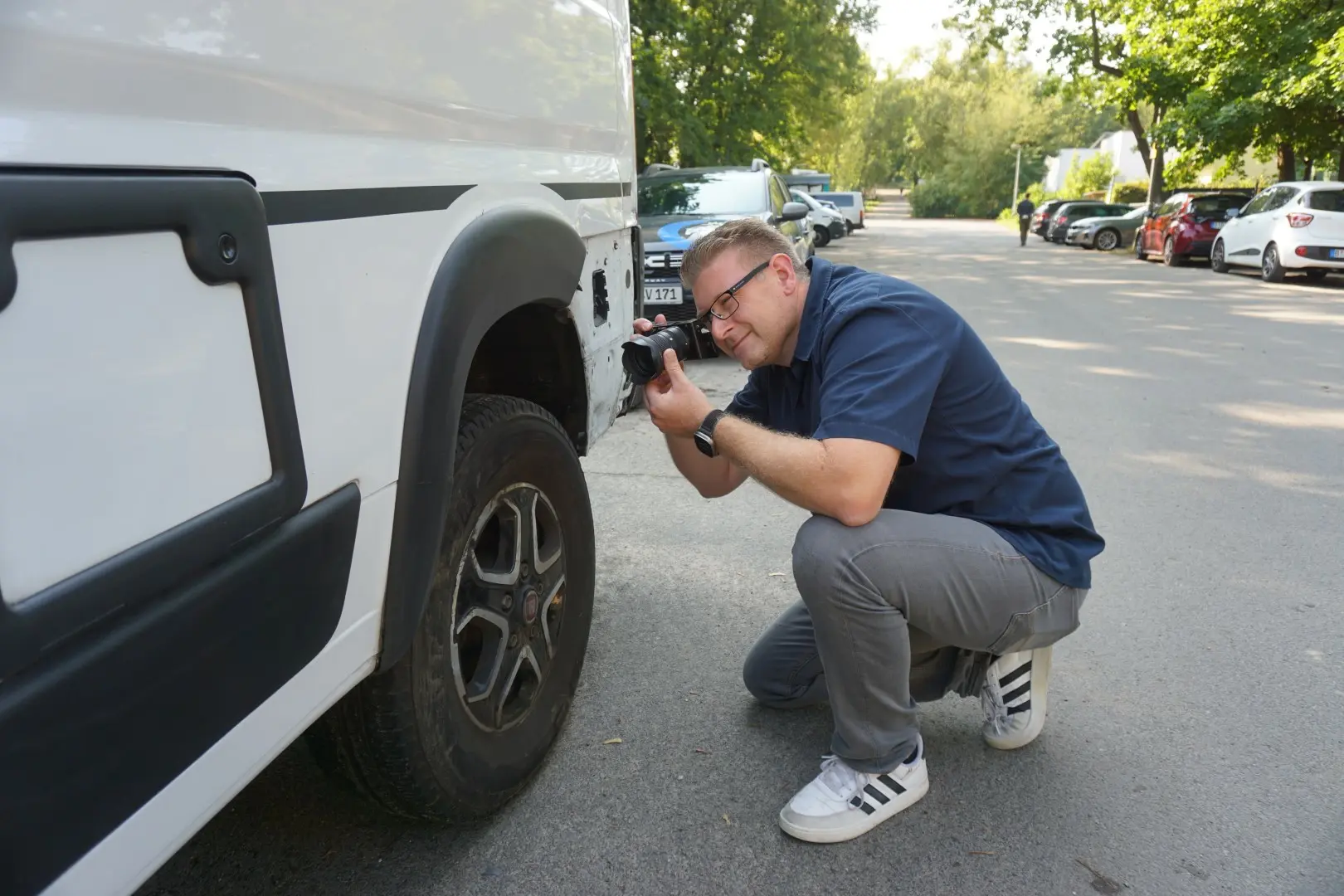 Kfz-Gutachter Benjamin Sécrit bei der Wohnmobil-Begutachtung in Berlin