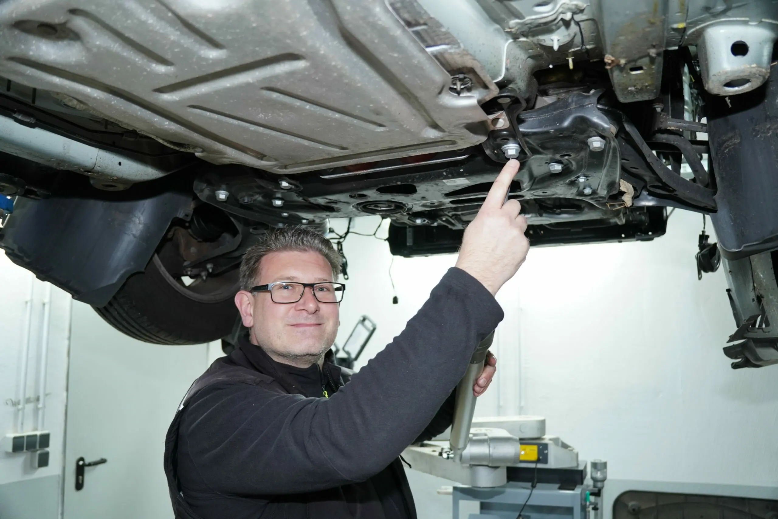 3D-Karosserievermessung mit Spanesi TOUCH in Berlin – Benjamin Sécrit bei der Fahrzeugvermessung nach Unfall