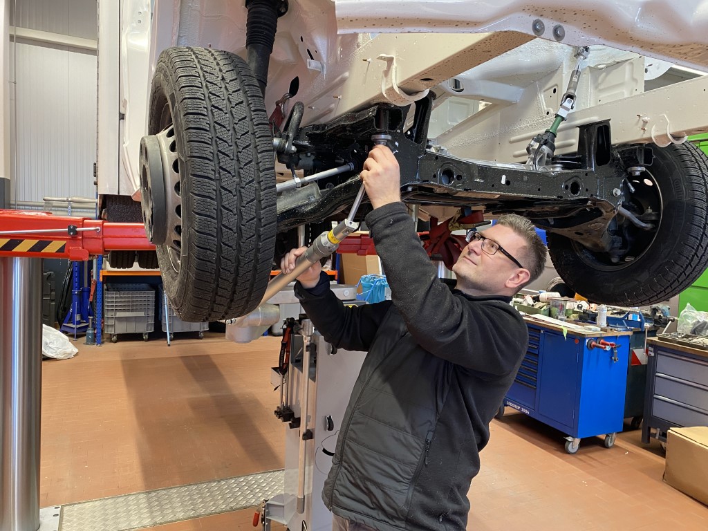 Benjamin Sécrit bei der Fahrzeugbegutachtung