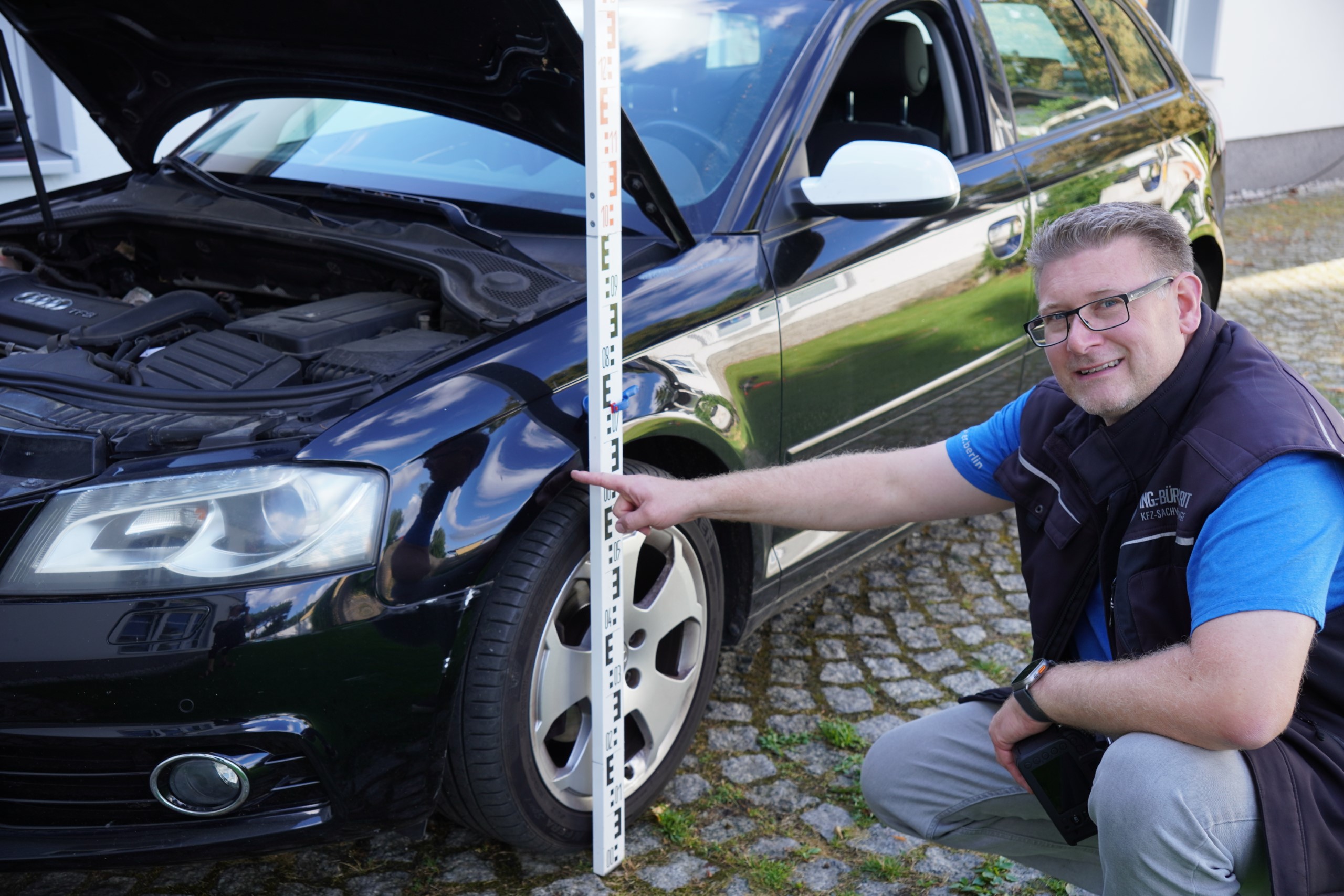 KFZ Gutachter bei Fahrzeugbegutachtung in Berlin
