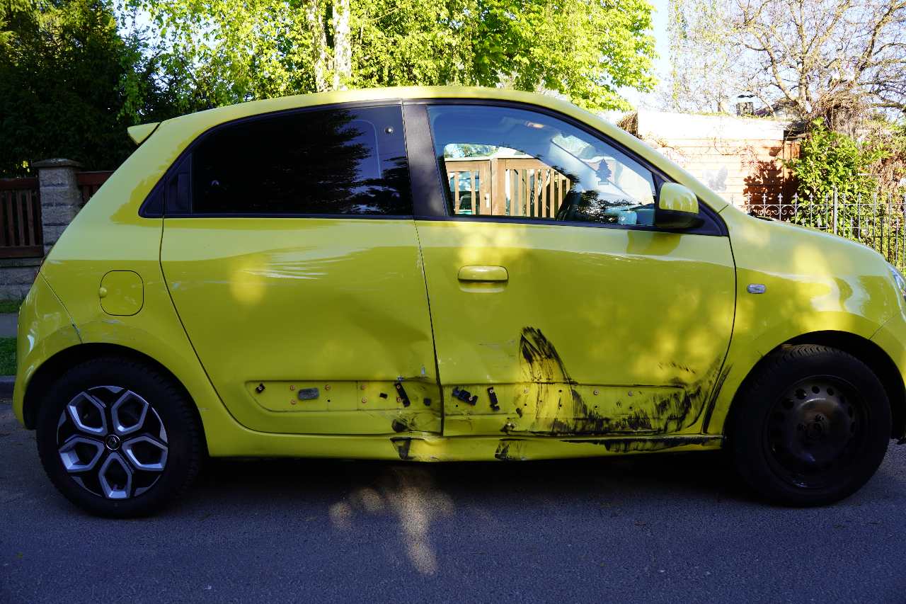 Seitenschaden an einem Renault Twingo nach Kreuzungskollision