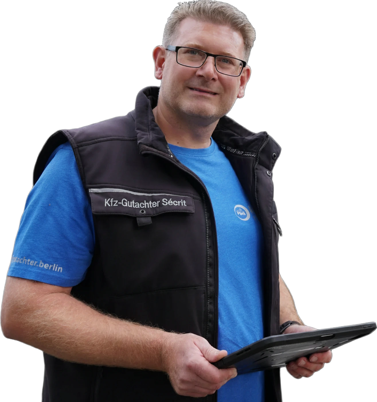 Benjamin Sécrit, Kfz-Sachverständiger in Berlin, mit Tablet