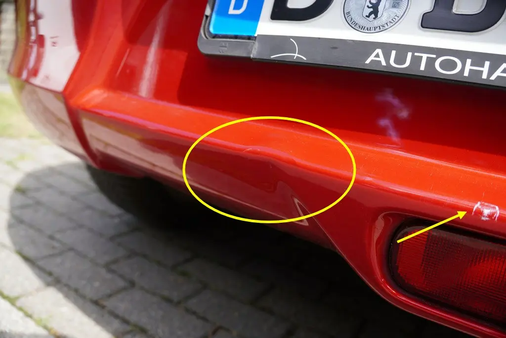 Eingekerbter und verschrammter hinterer Stoßfänger, Kfz-Gutachten Berlin