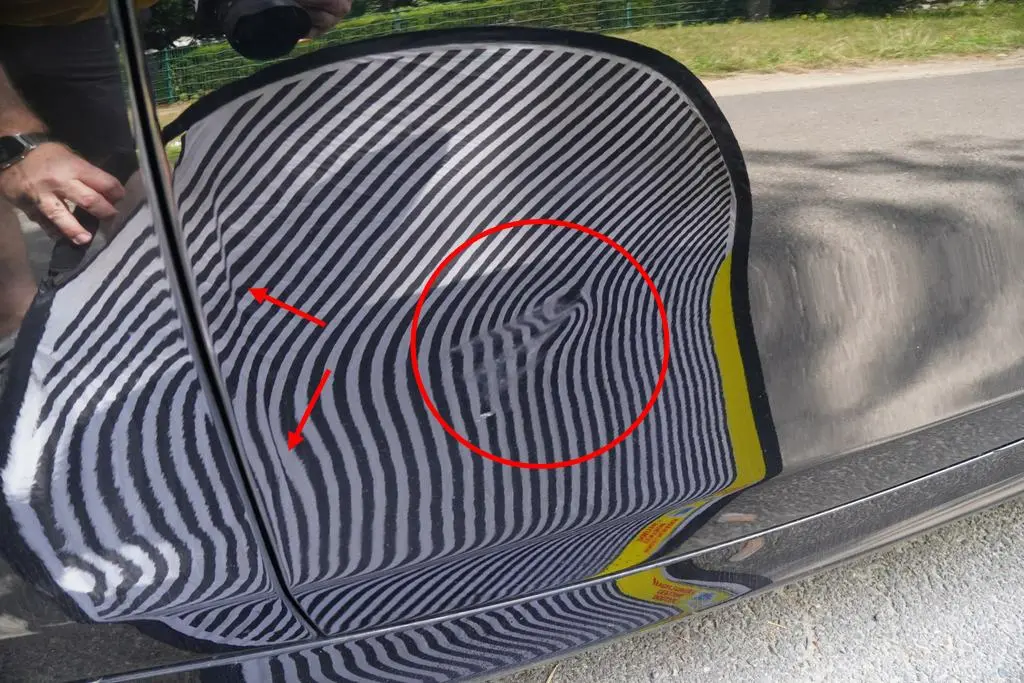 Delle mit Lackschaden in Fahrzeugtür, Schadengutachten Berlin