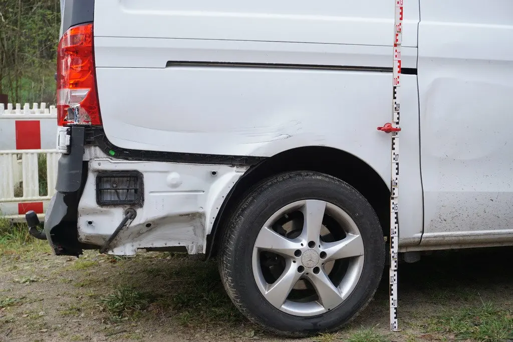 Schadensaufnahme an einem Transporter vor Ort durch den Sachverständigen