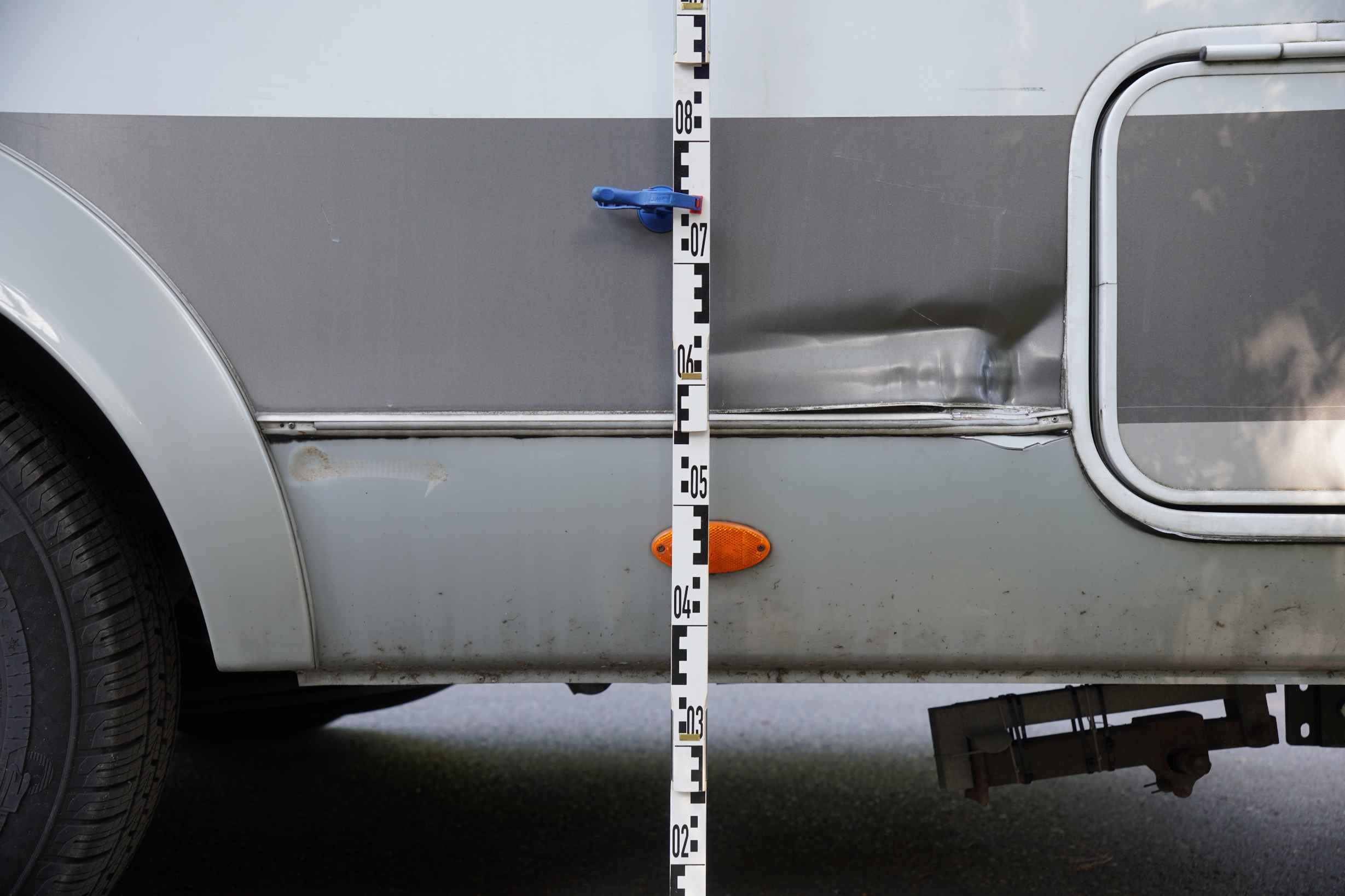 Hobby Wohnmobil – Parkschaden mit eingedrückter Seitenwand und gebrochenem Garagenkasten, begutachtet in Berlin
