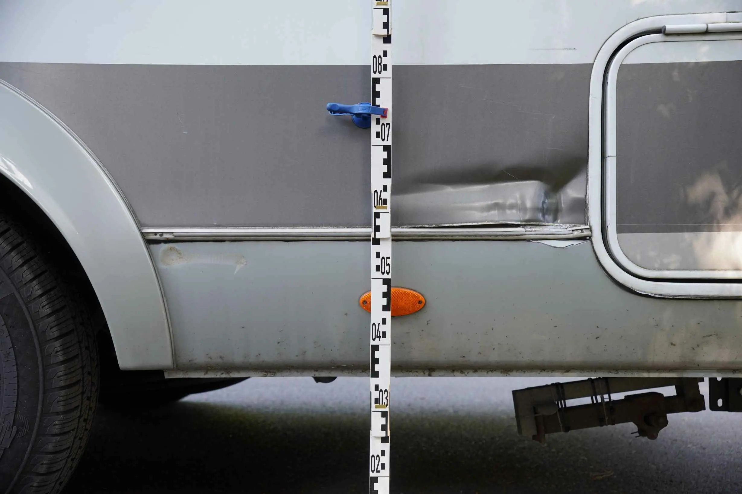 Hobby Wohnmobil – Parkschaden mit eingedrückter Seitenwand und gebrochenem Garagenkasten, begutachtet in Berlin